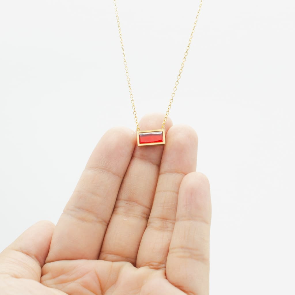 Collar de Zirconia Rectangular Roja Acero