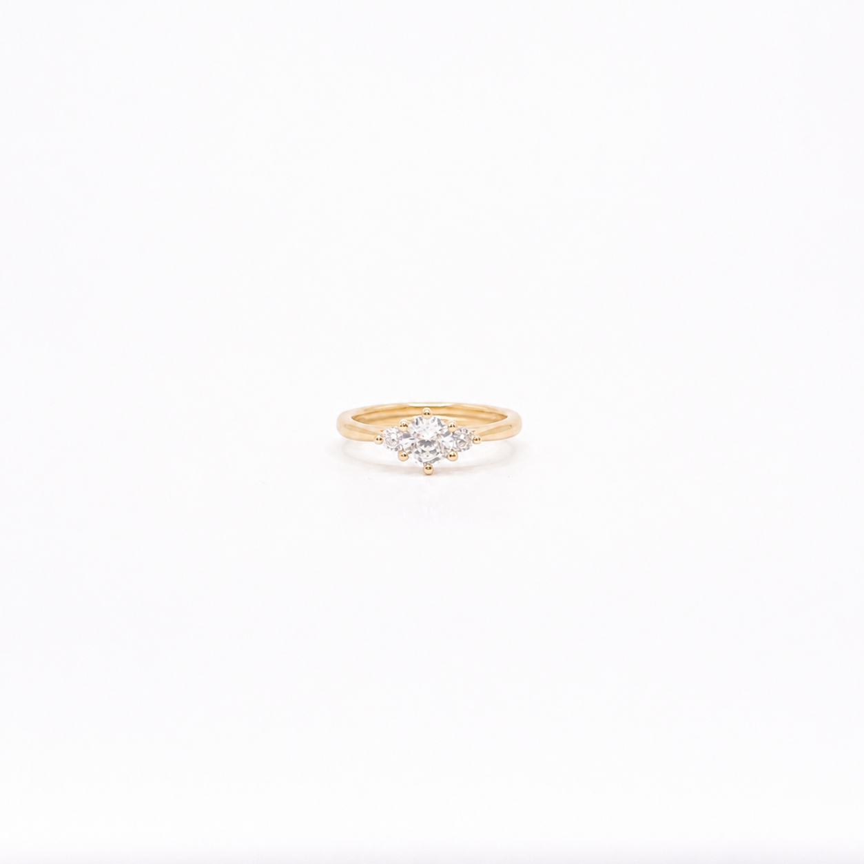 Anillo dorado de chapa de oro con zirconias en forma de rombo