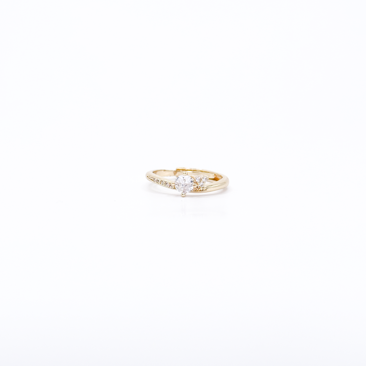 Anillo dorado de chapa de oro con zirconia circular y pequeñas zirconias