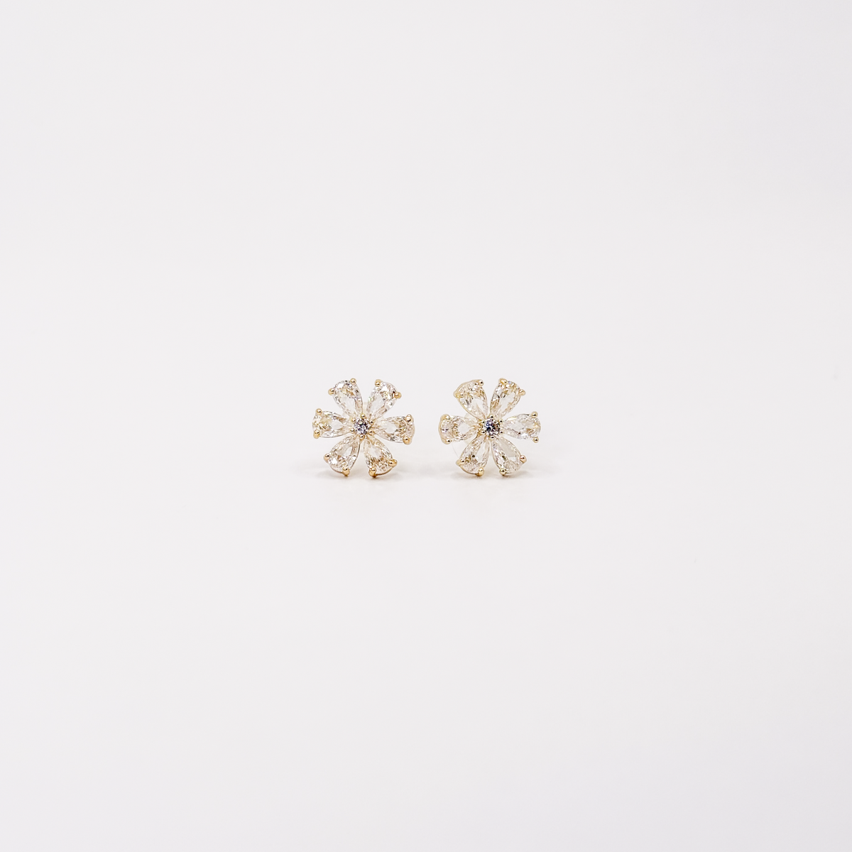 Broqueles dorados de chapa de oro con diseño de flor y zirconias