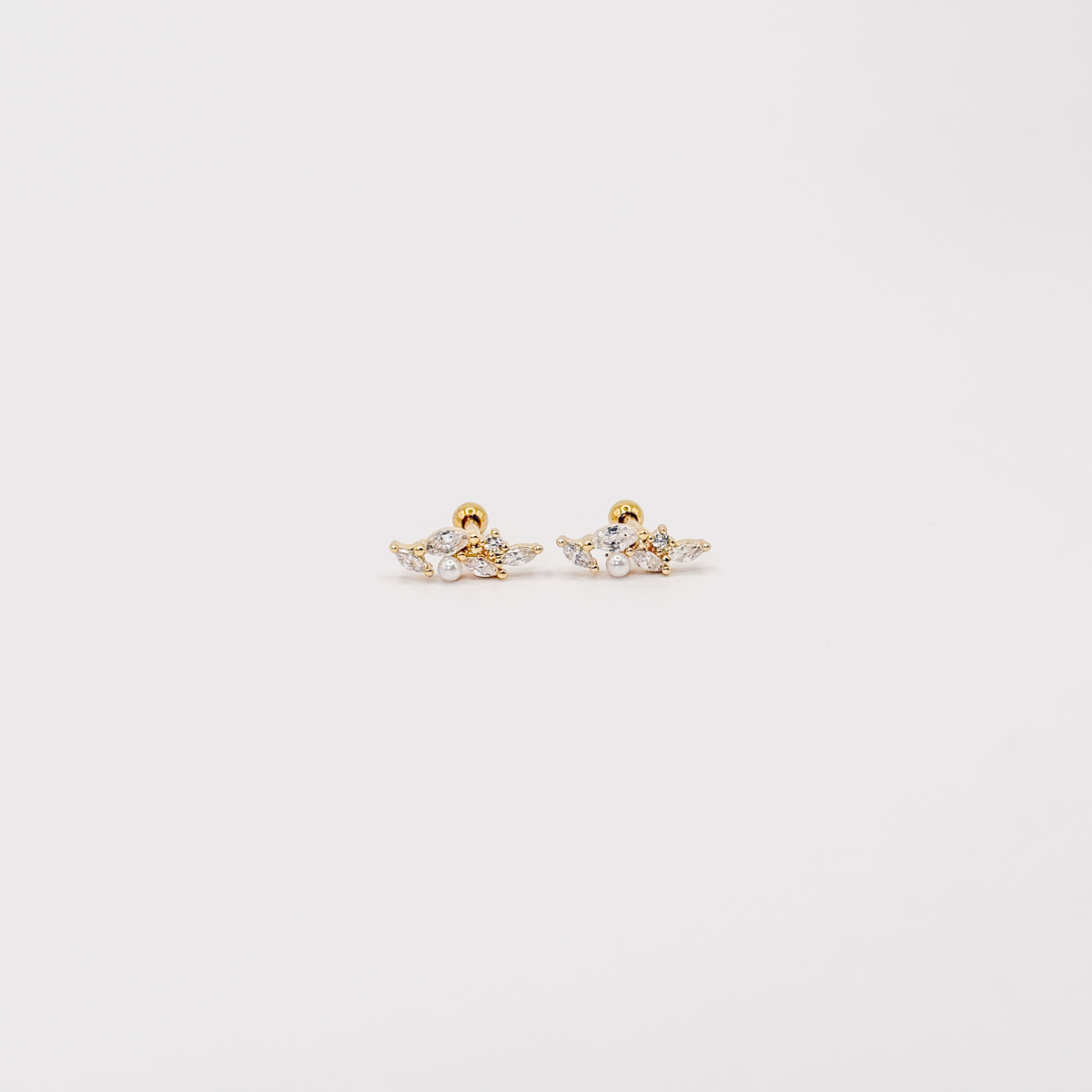 Broqueles dorados con diseño de hojas, zirconias y perla