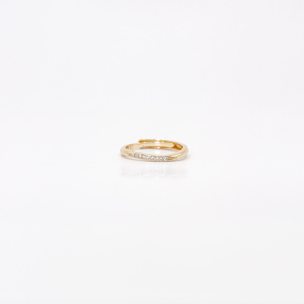 Anillo argolla dorado de chapa de oro con fila de zirconias