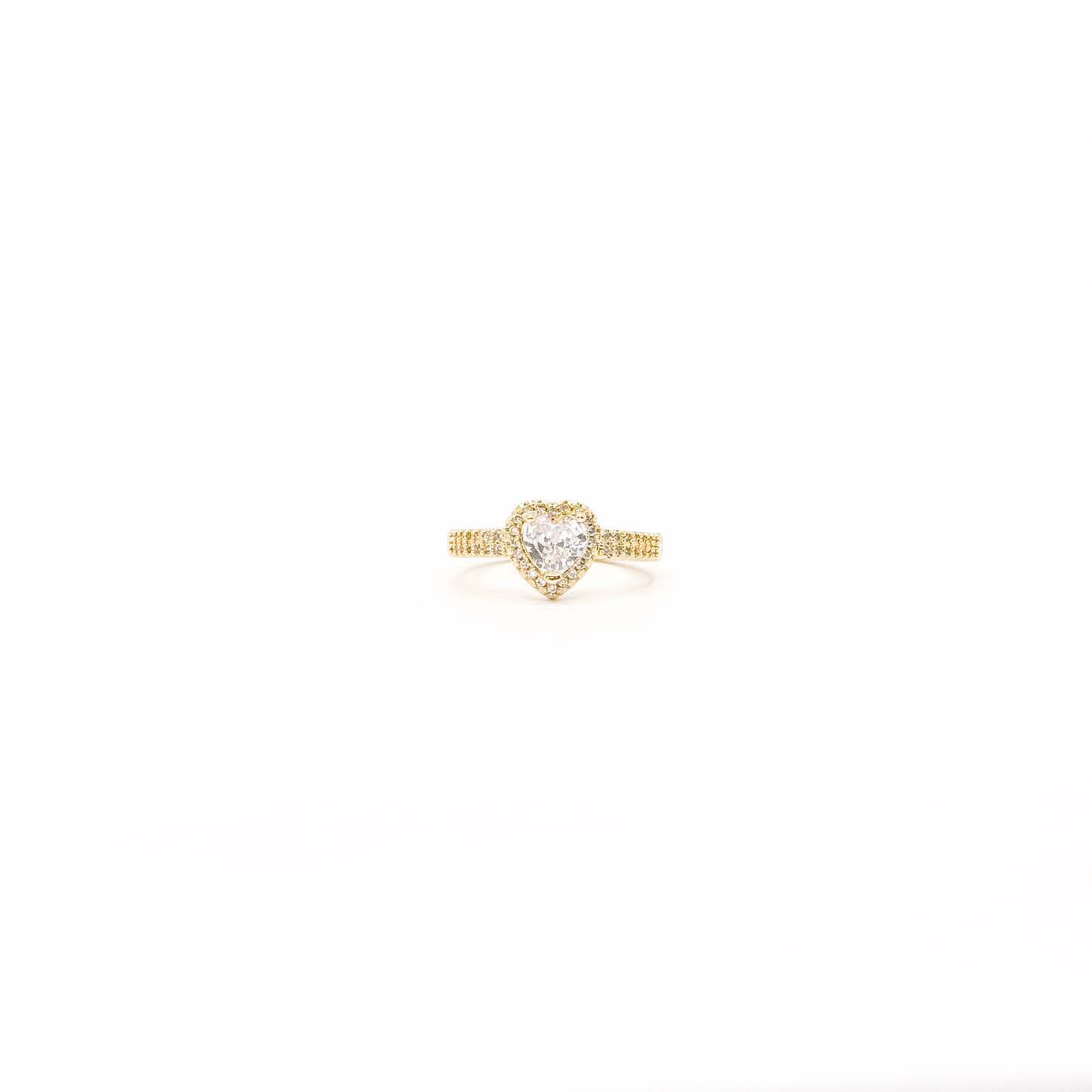 Anillo dorado de chapa de oro con zirconia central en forma de corazón y halo de zirconias