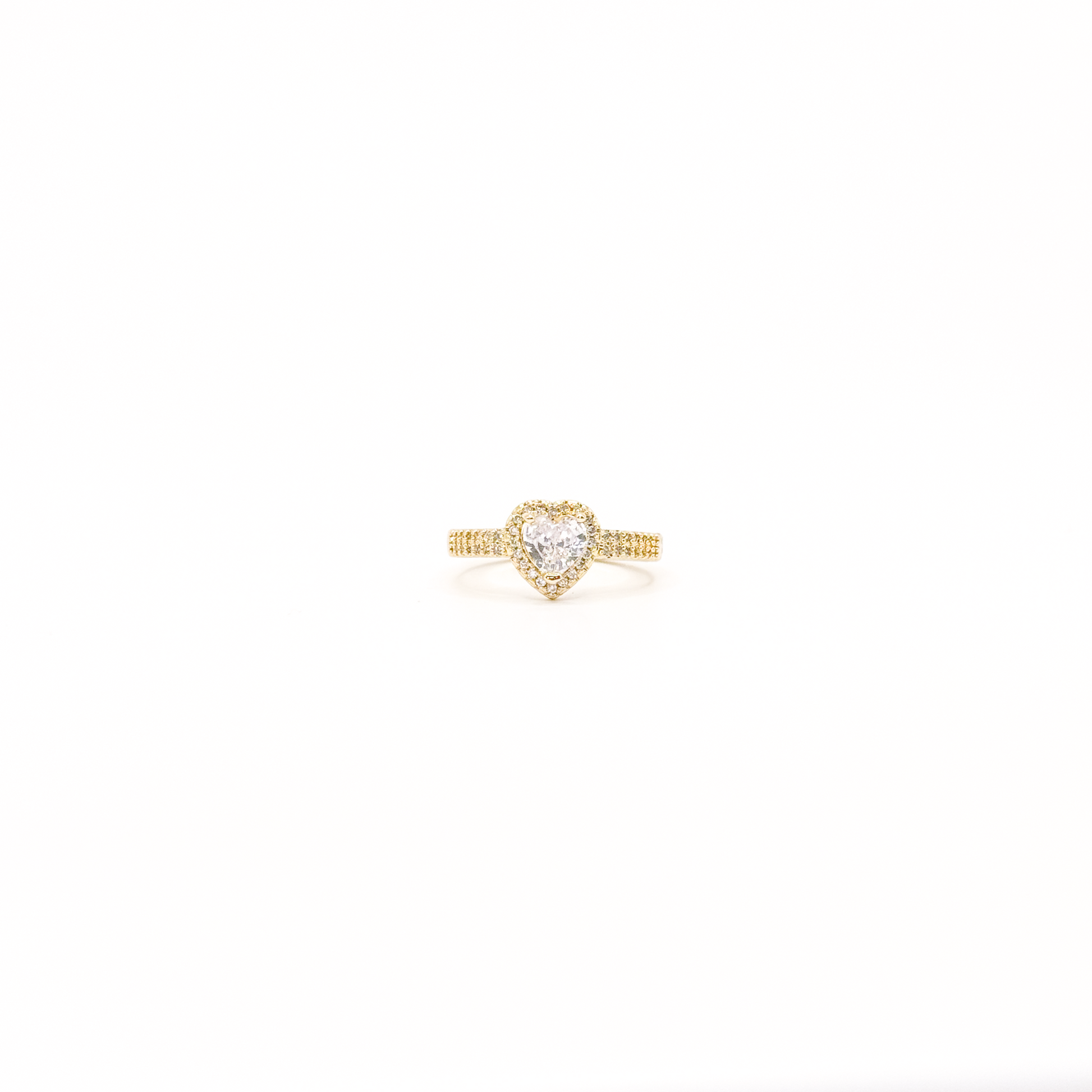 Anillo dorado de chapa de oro con zirconia central en forma de corazón y halo de zirconias