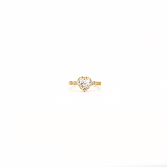 Anillo dorado de chapa de oro con zirconia central en forma de corazón y halo de zirconias