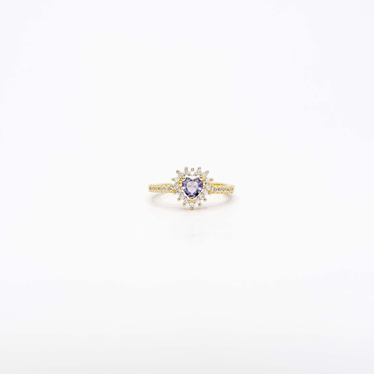 Anillo dorado de chapa de oro con zirconia violeta en forma de corazón