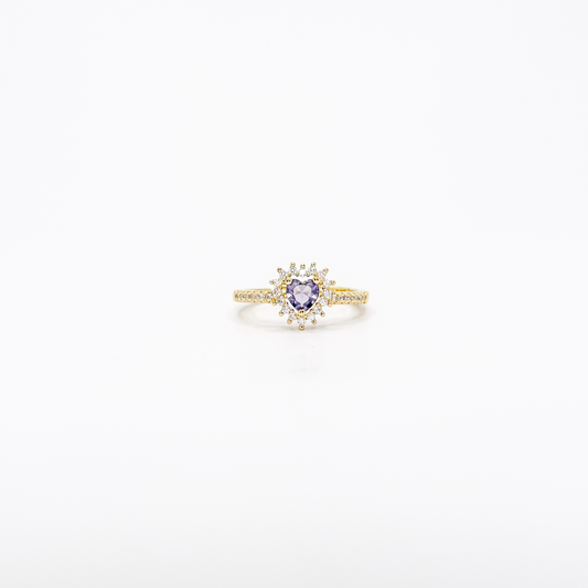 Anillo dorado de chapa de oro con zirconia violeta en forma de corazón