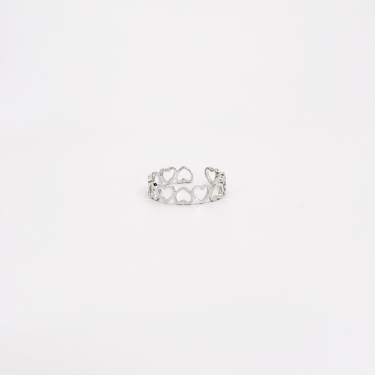 Anillo plateado de acero inoxidable con diseño calado de corazones