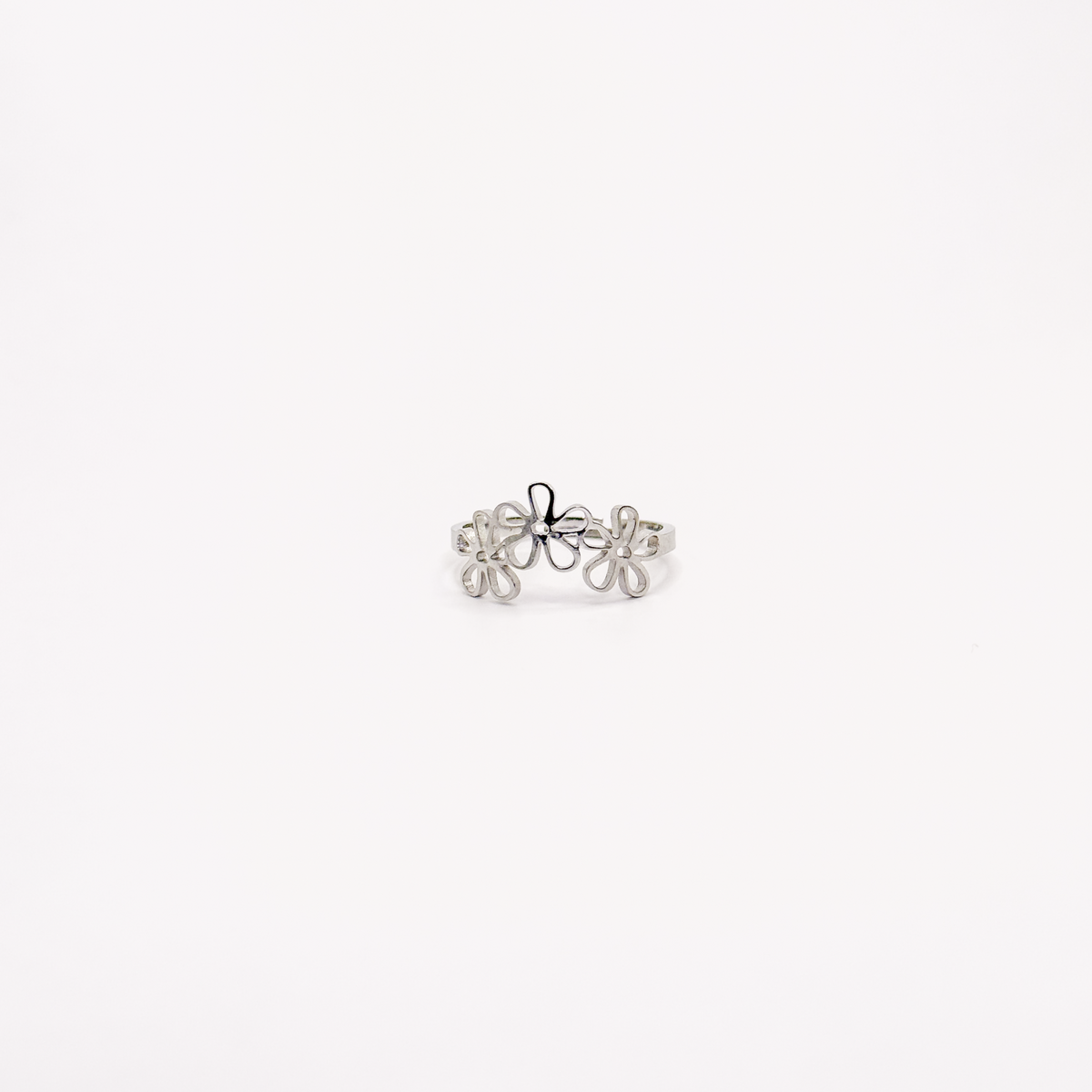 Anillo plateado de acero inoxidable con diseño calado de flores