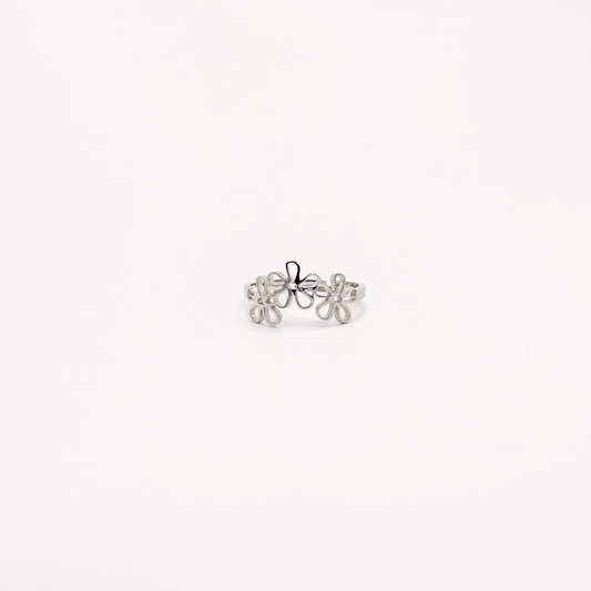 Anillo plateado de acero inoxidable con diseño calado de flores