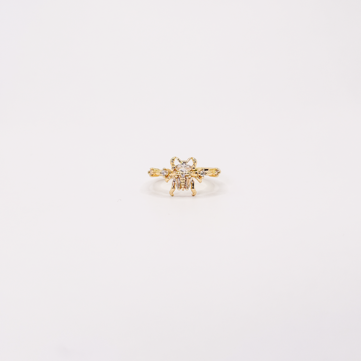 Anillo dorado de chapa de oro con diseño de escarabajo y zirconias