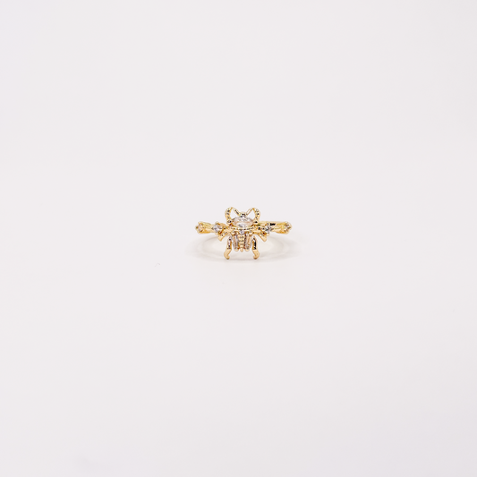 Anillo dorado de chapa de oro con diseño de escarabajo y zirconias
