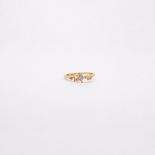 Anillo dorado de chapa de oro con estrella central y detalles de zirconias