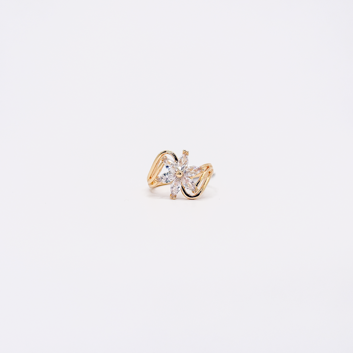 Anillo dorado de chapa de oro con flor de zirconias y diseño ondulado