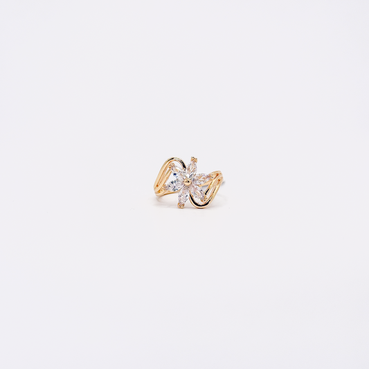 Anillo dorado de chapa de oro con flor de zirconias y diseño ondulado