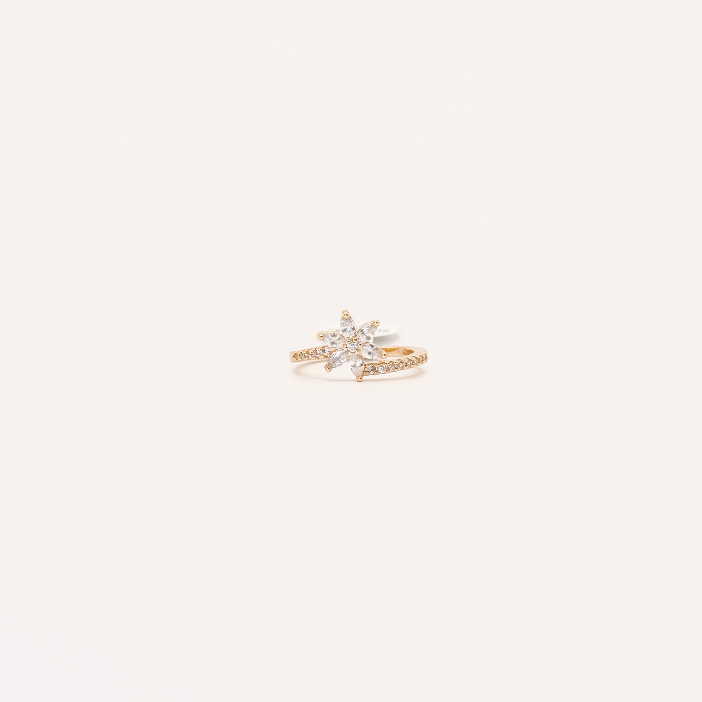 Anillo dorado de chapa de oro con flor y detalles de zirconias