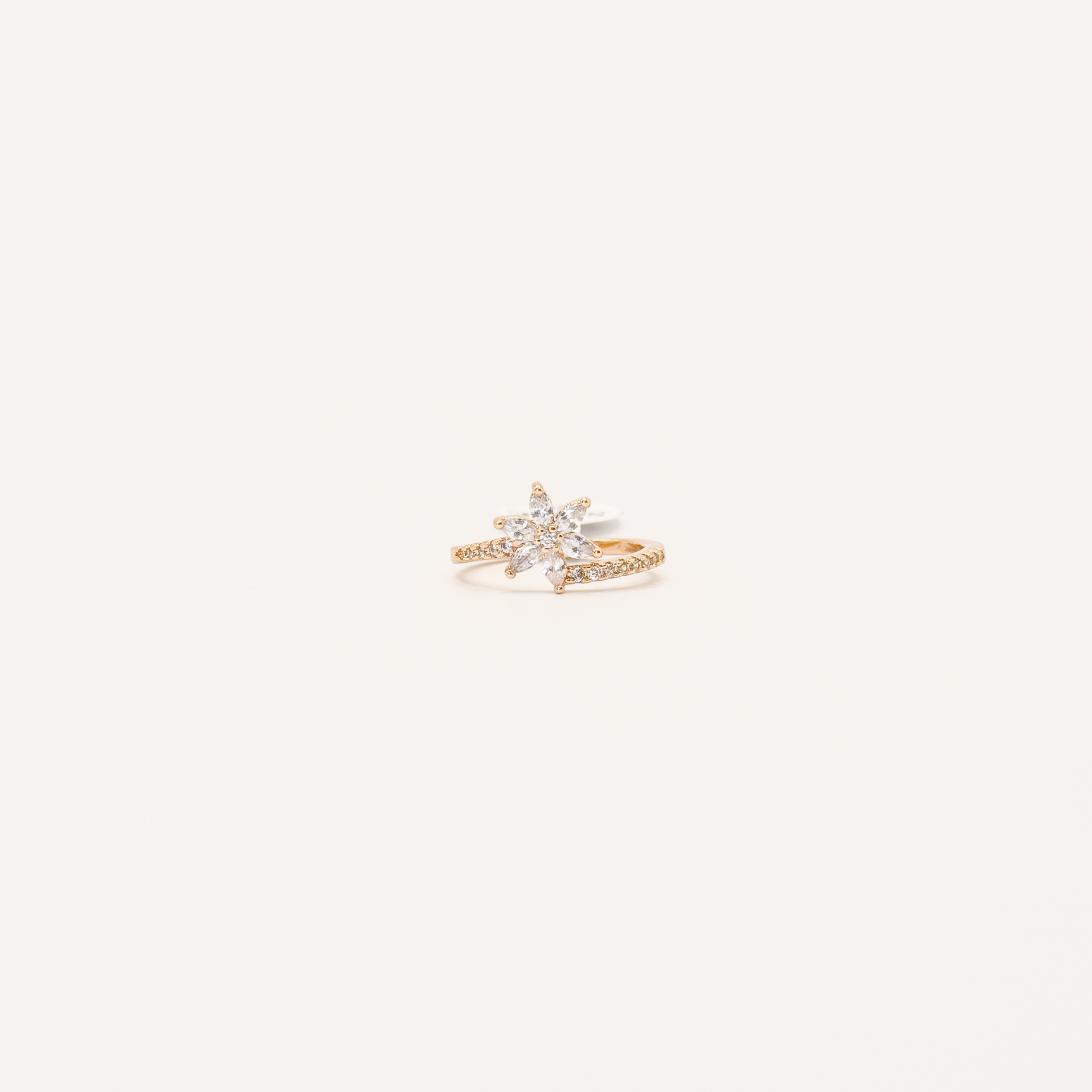 Anillo dorado de chapa de oro con flor y detalles de zirconias