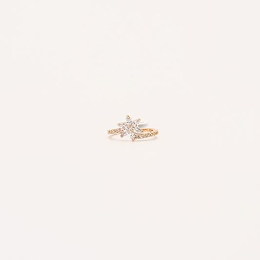 Anillo dorado de chapa de oro con flor y detalles de zirconias
