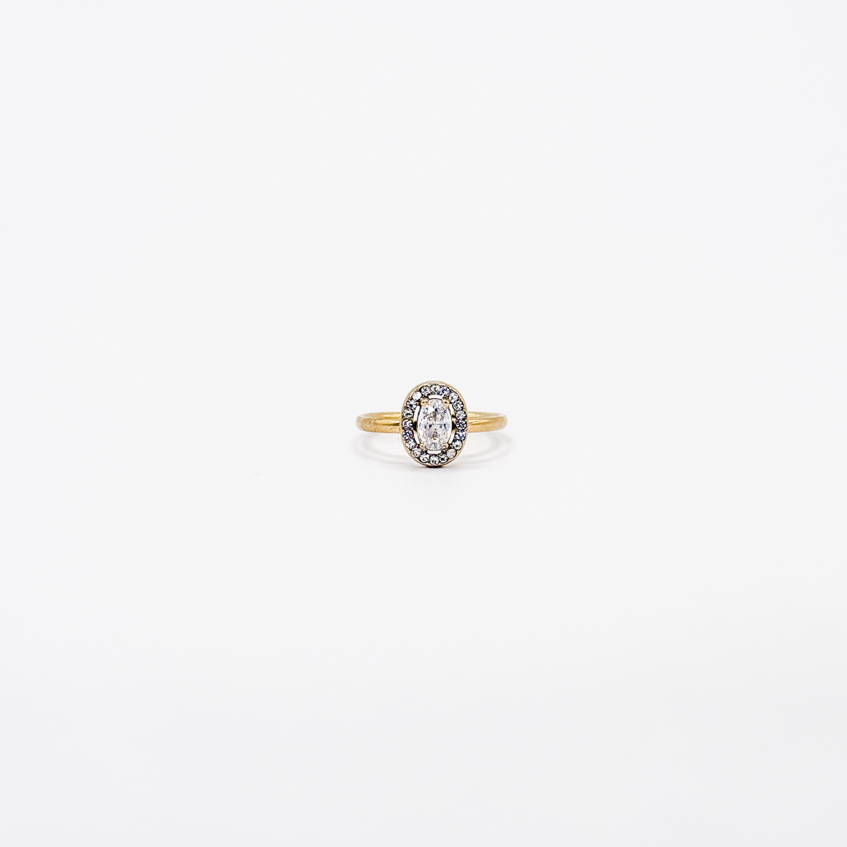 Anillo dorado de acero inoxidable con zirconia ovalada y contorno de zirconias