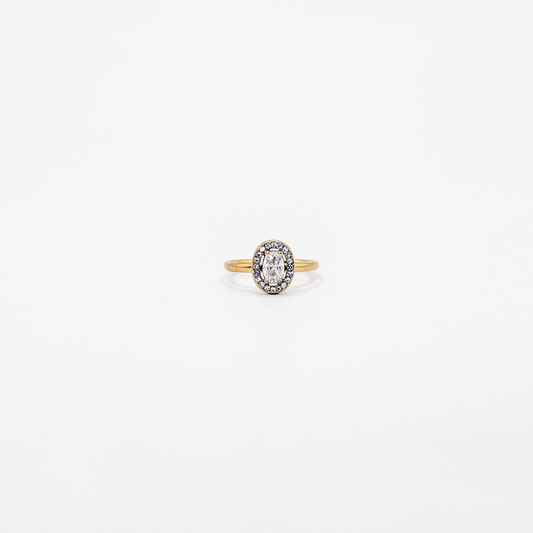 Anillo dorado de acero inoxidable con zirconia ovalada y contorno de zirconias