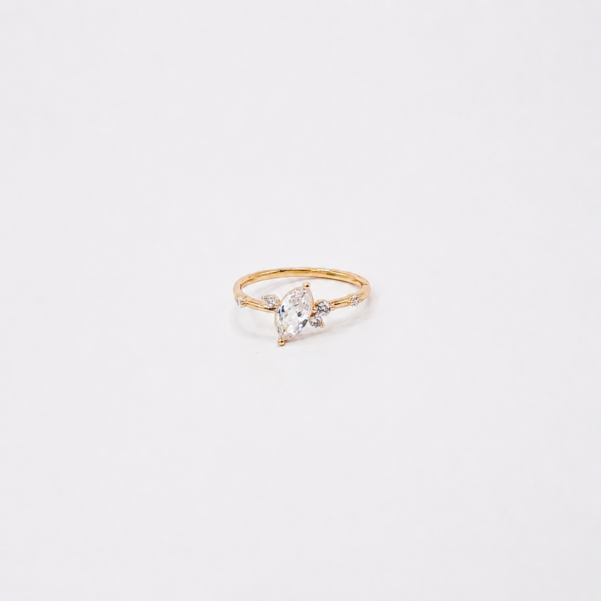 Anillo dorado de chapa de oro con zirconia central en forma de óvalo