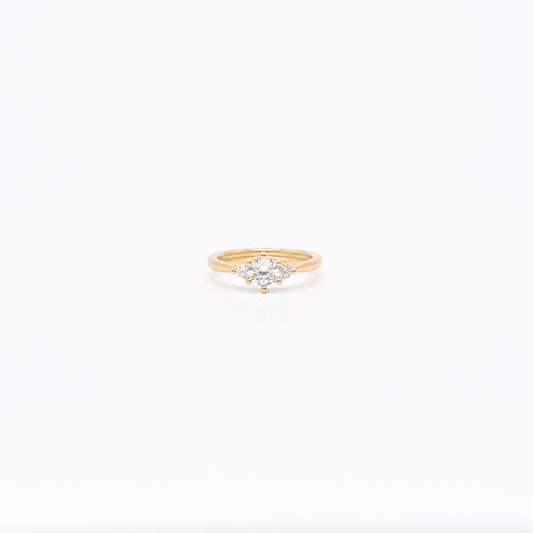 Anillo dorado de chapa de oro con zirconias en forma de rombo