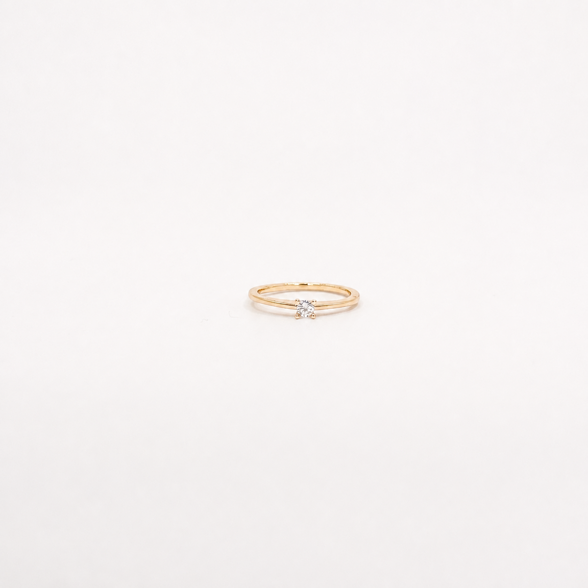 Anillo solitario dorado de chapa de oro con zirconia circular