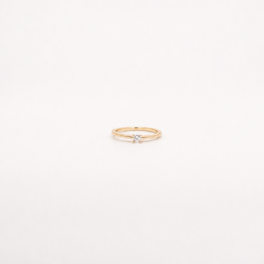 Anillo solitario dorado de chapa de oro con zirconia circular