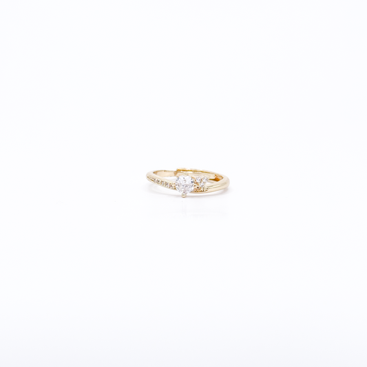 Anillo dorado de chapa de oro con zirconia circular y pequeñas zirconias