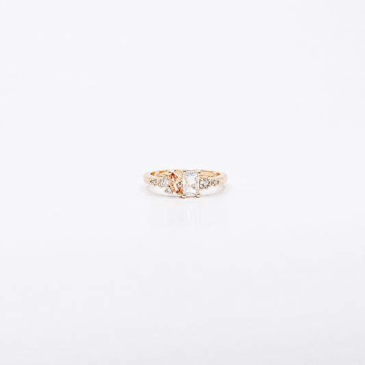 Anillo dorado de chapa de oro con zirconia rectangular, zirconia ovalada y detalles laterales