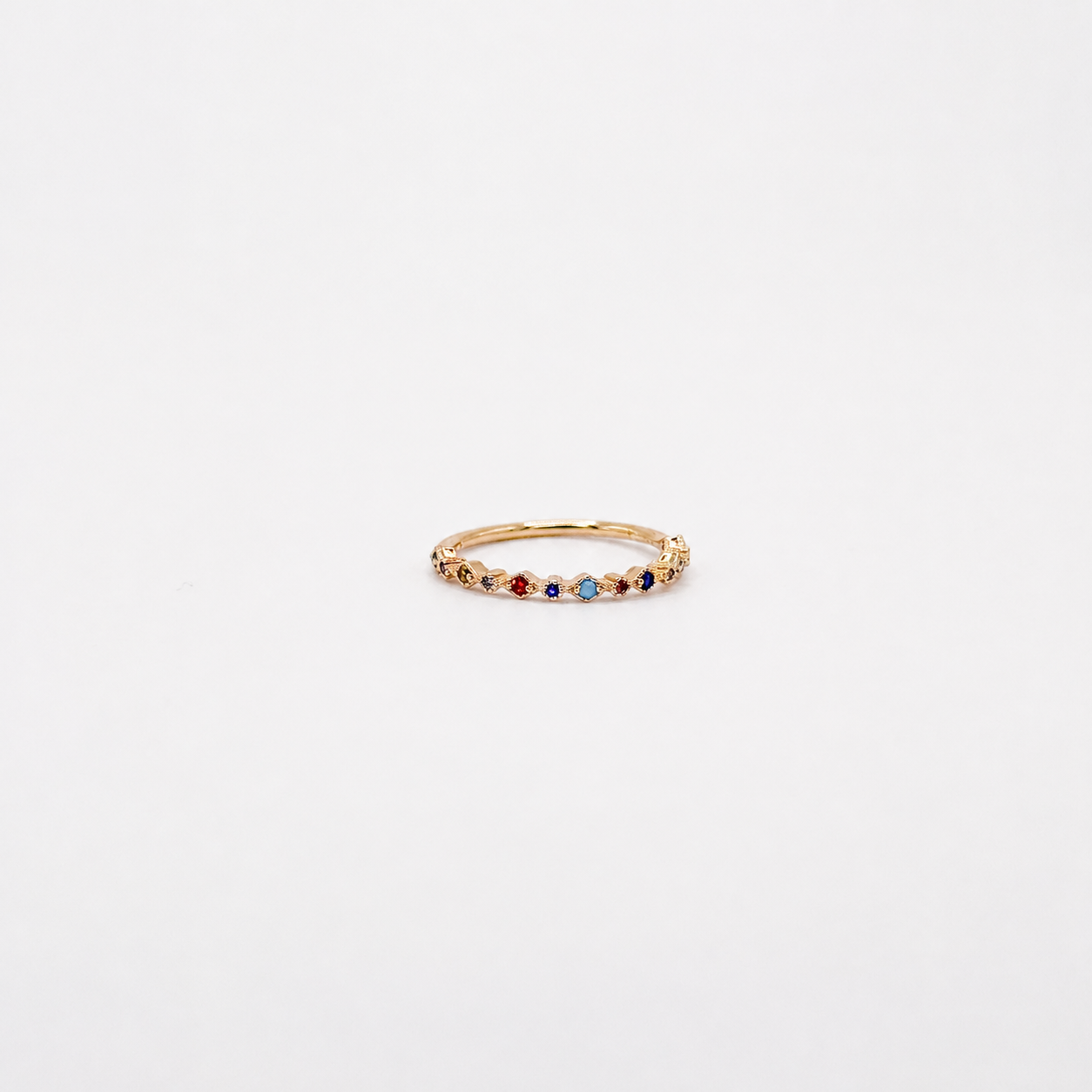 Anillo dorado de chapa de oro con zirconias multicolor