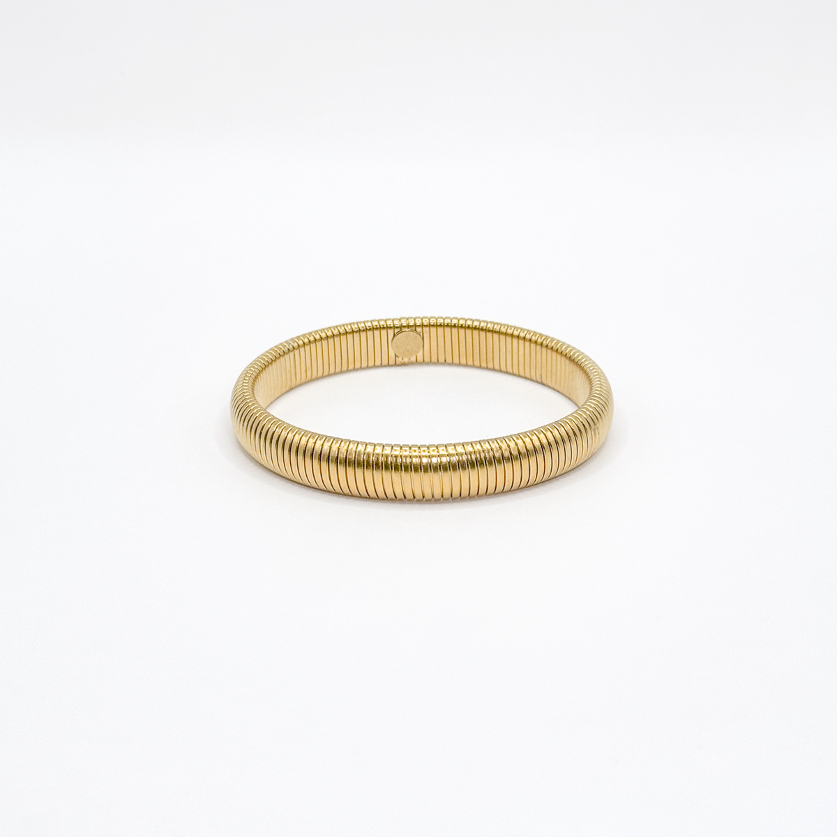 Brazalete dorado tipo Tubogas con diseño acanalado
