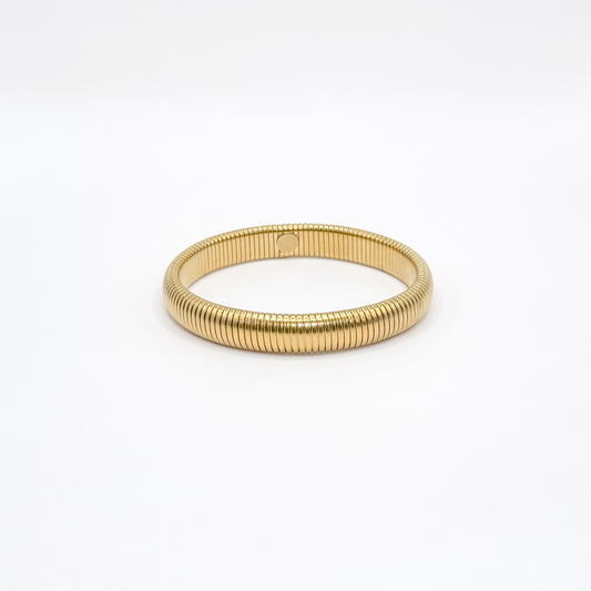 Brazalete dorado tipo Tubogas con diseño acanalado