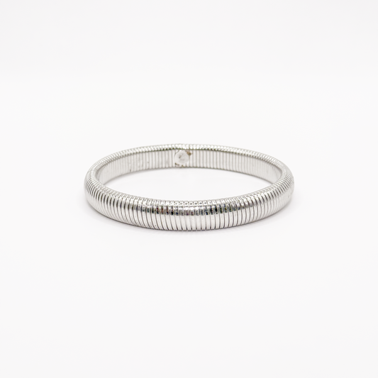 Brazalete plateado tipo Tubogas con diseño acanalado
