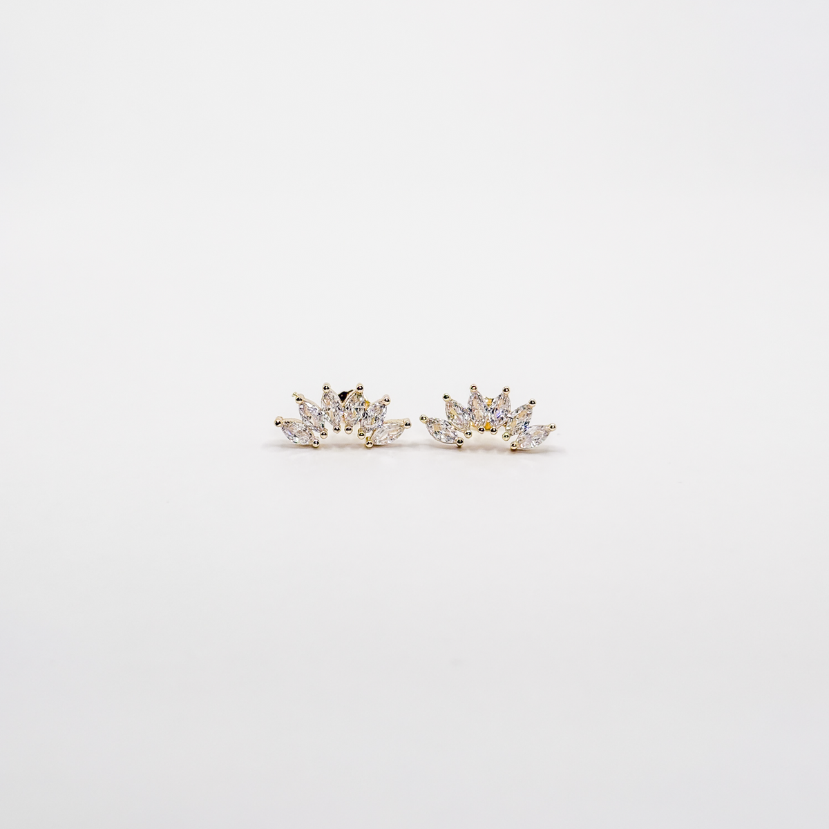 Broqueles dorados con diseño de corona y zirconias