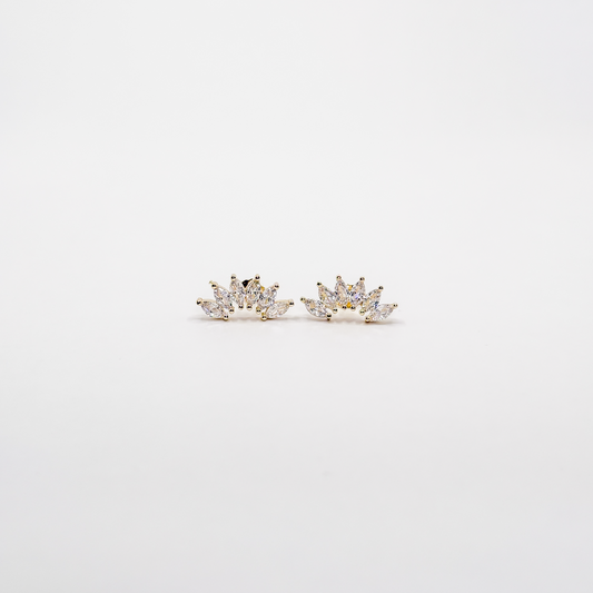Broqueles dorados con diseño de corona y zirconias