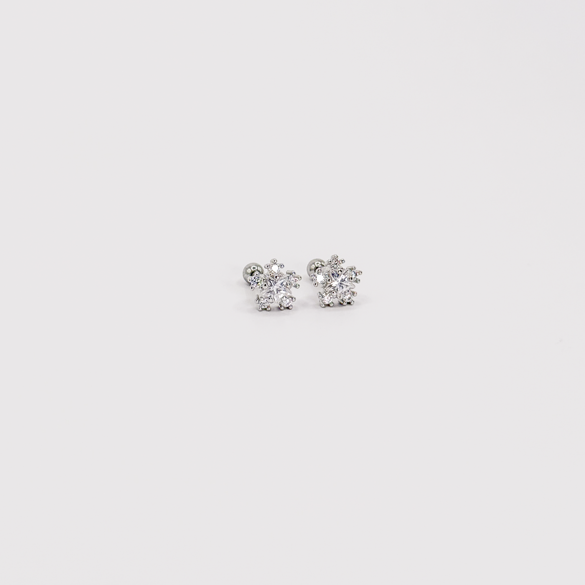 Broqueles plateados de estrella con zirconias