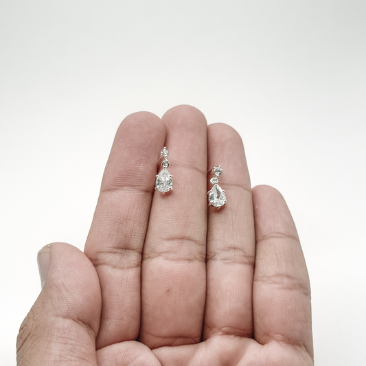 Broqueles plateados colgantes con zirconias en forma de gota