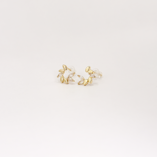 Broqueles dorados con diseño de hojas y zirconias