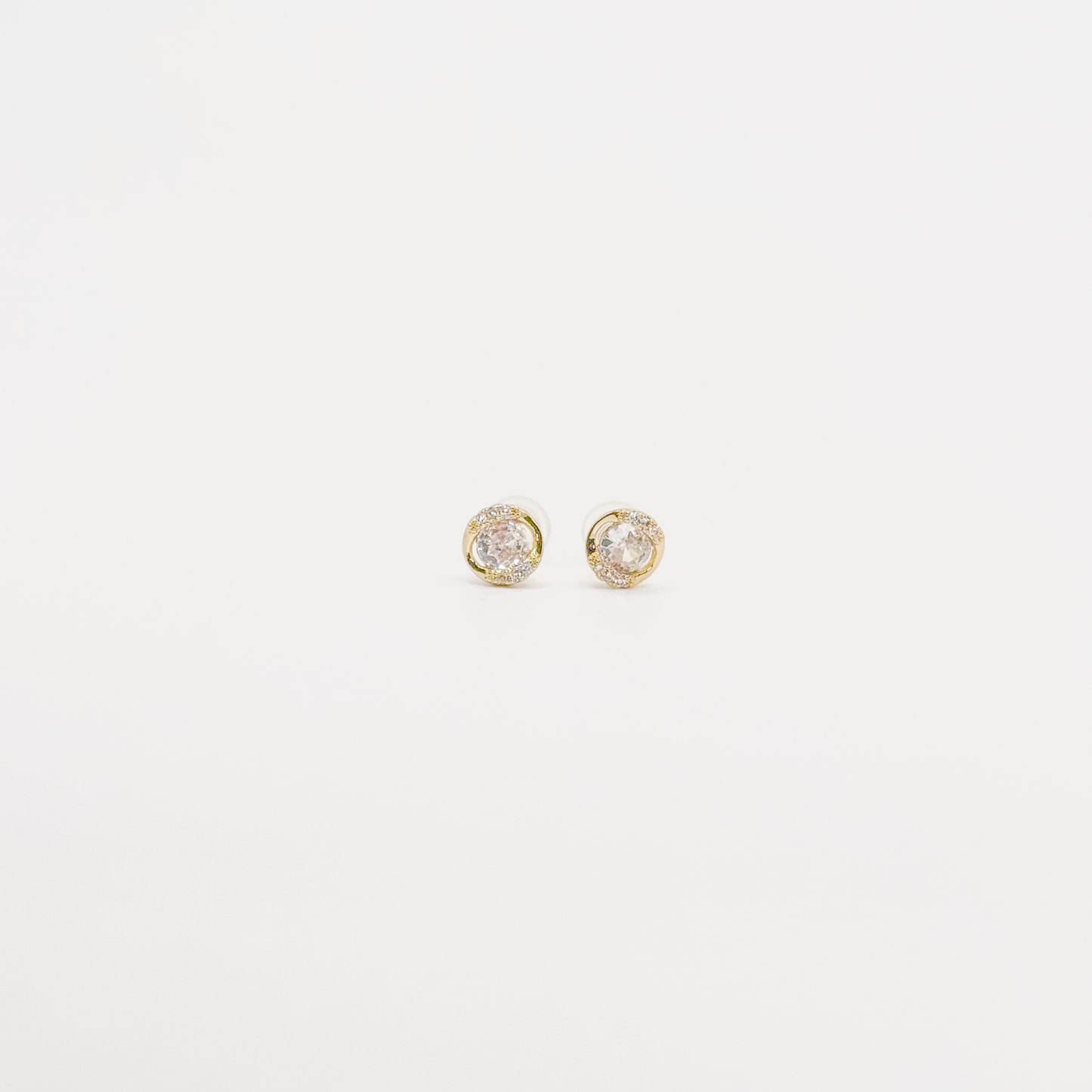 Broqueles mini dorados con zirconia ovalada y contorno brillante