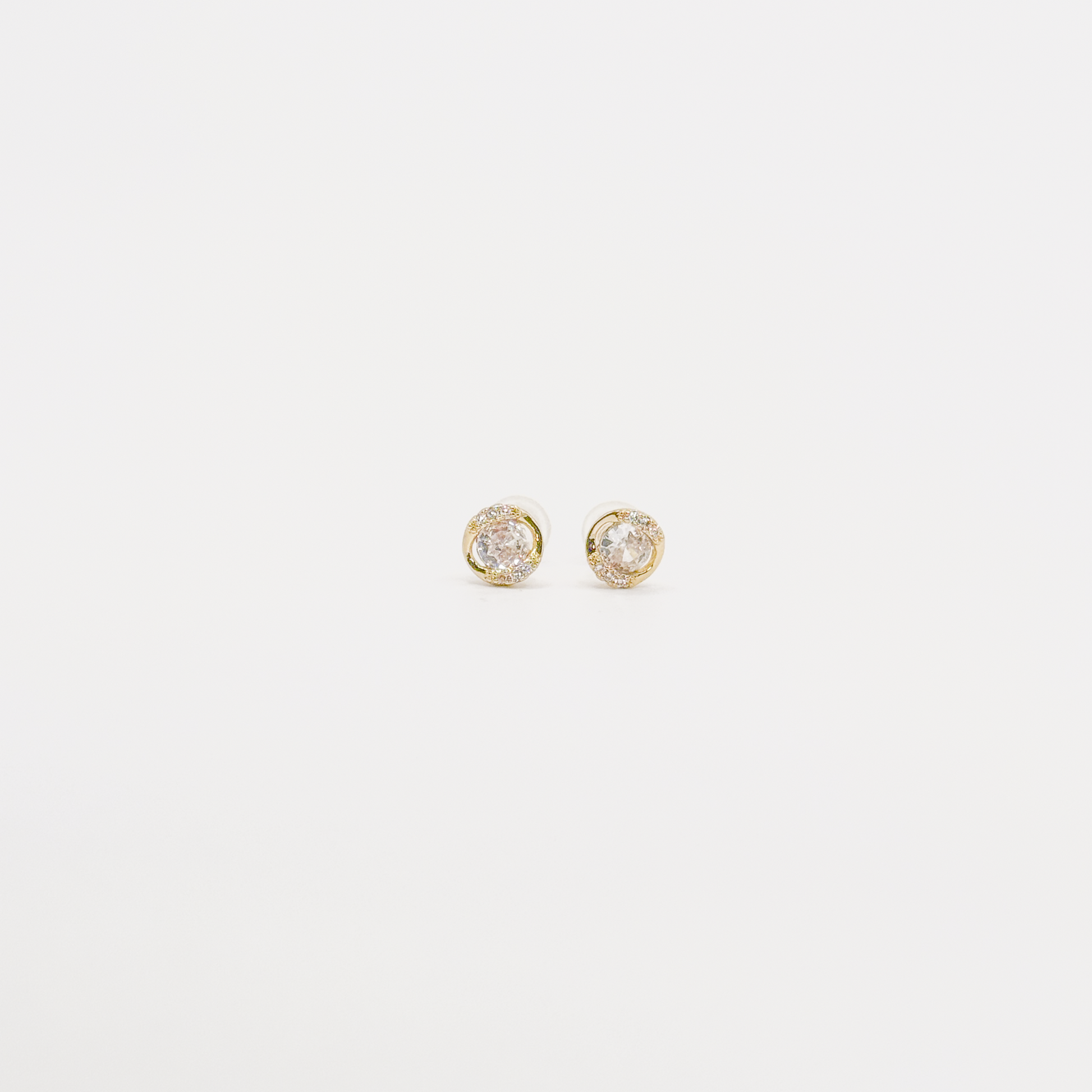 Broqueles mini dorados con zirconia ovalada y contorno brillante