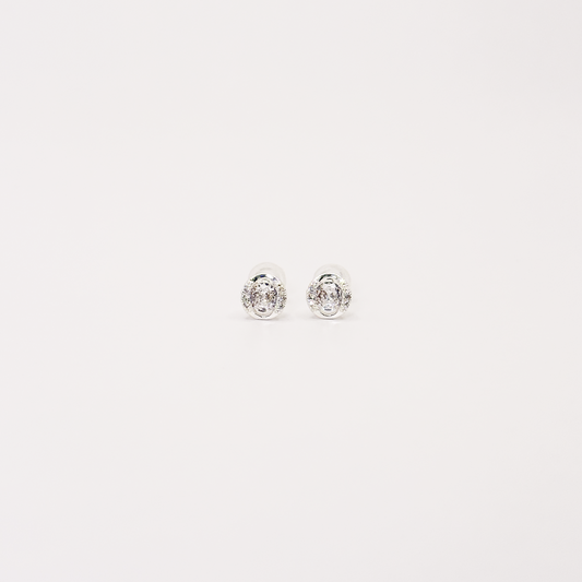 Broqueles mini plateados con zirconia ovalada y contorno brillante