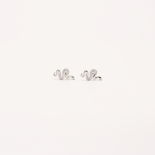 Broqueles plateados con diseño de serpiente y detalles de zirconia