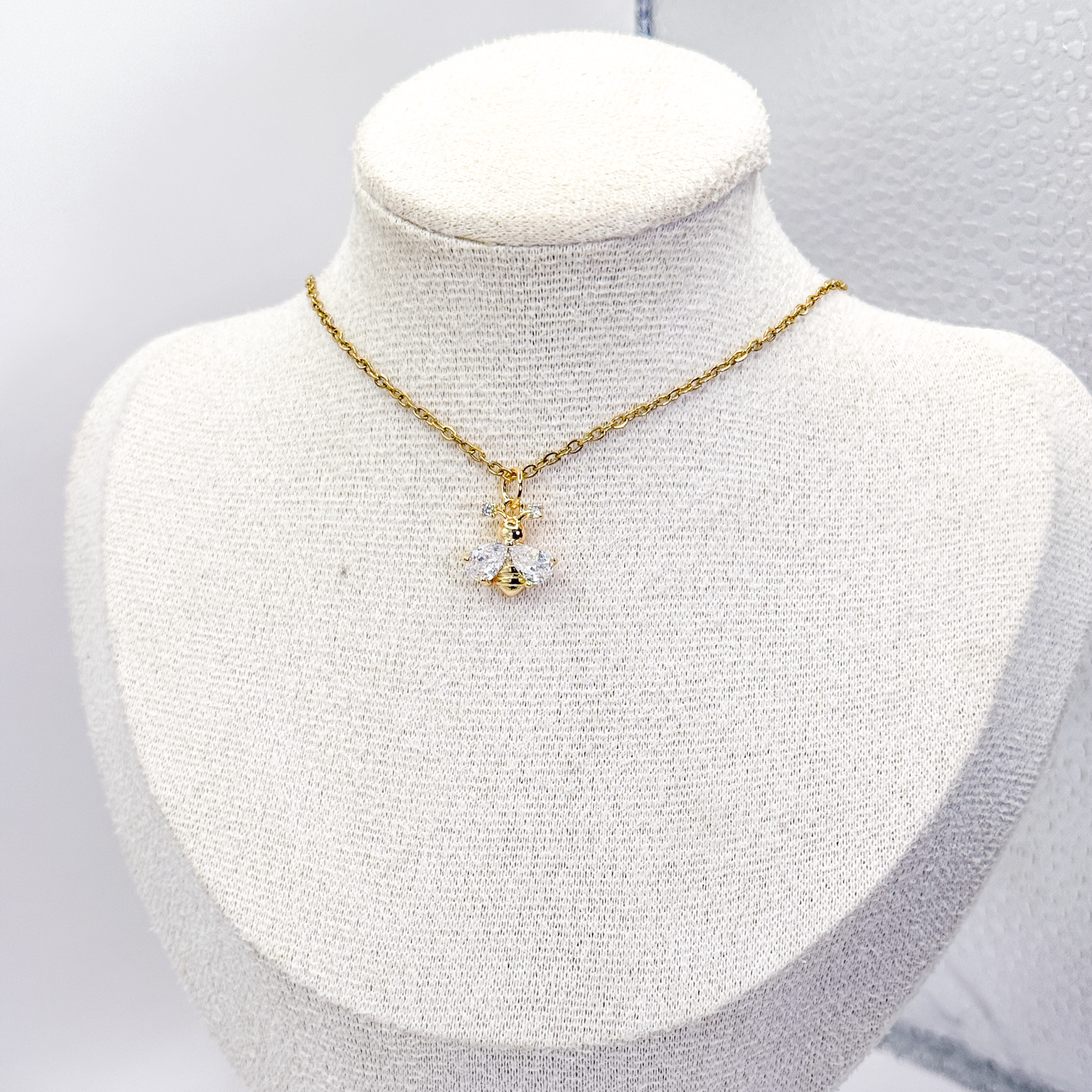 Collar dorado con dije de abeja y zirconias en las alas