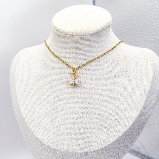 Collar dorado con dije de abeja y zirconias en las alas