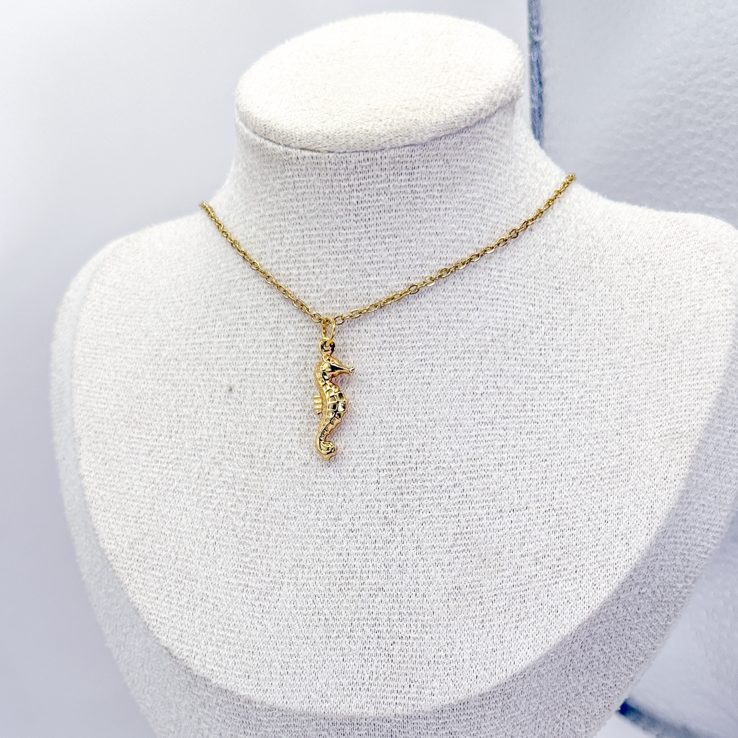 Collar dorado con dije texturizado de caballito de mar