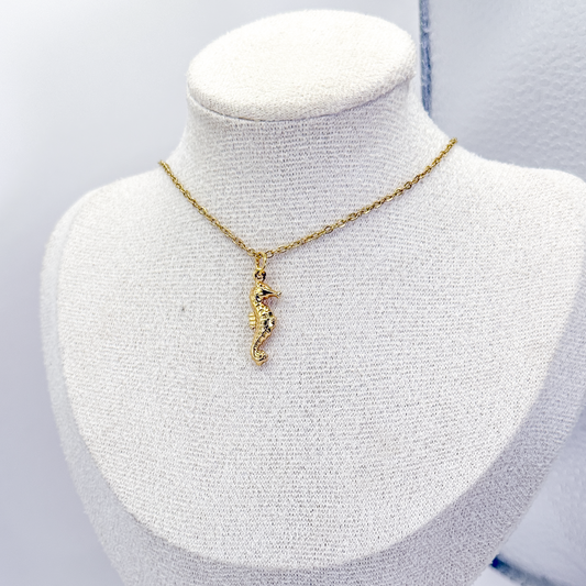 Collar dorado con dije texturizado de caballito de mar