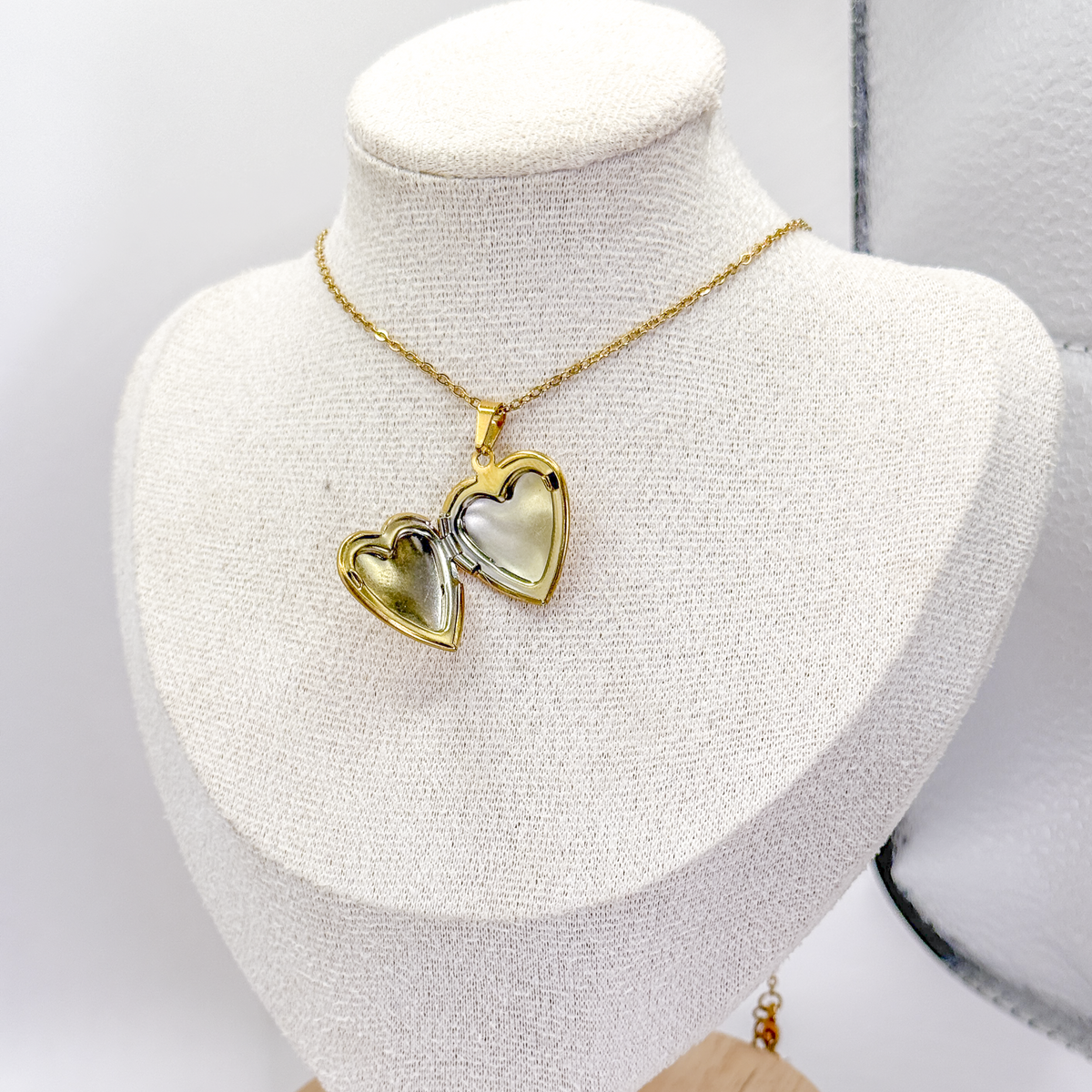 Collar dorado con relicario de corazón abierto para colocar una fotografía