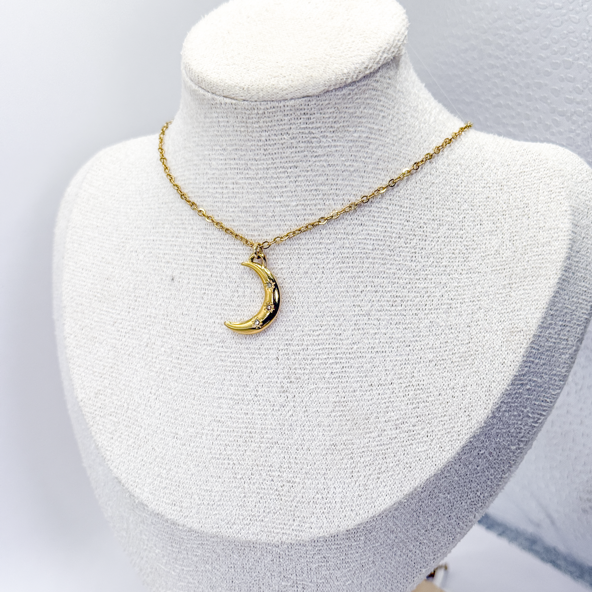 Collar dorado con dije de luna creciente y zirconias