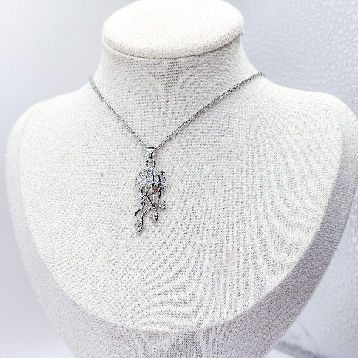 Collar plateado con dije de medusa y detalles de zirconia